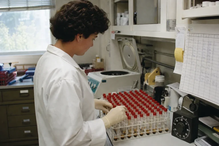 Ilustración generada por AI: laboratorio de muestras de hormonas cronometradas para una revisión de evidencia de GHRP-6